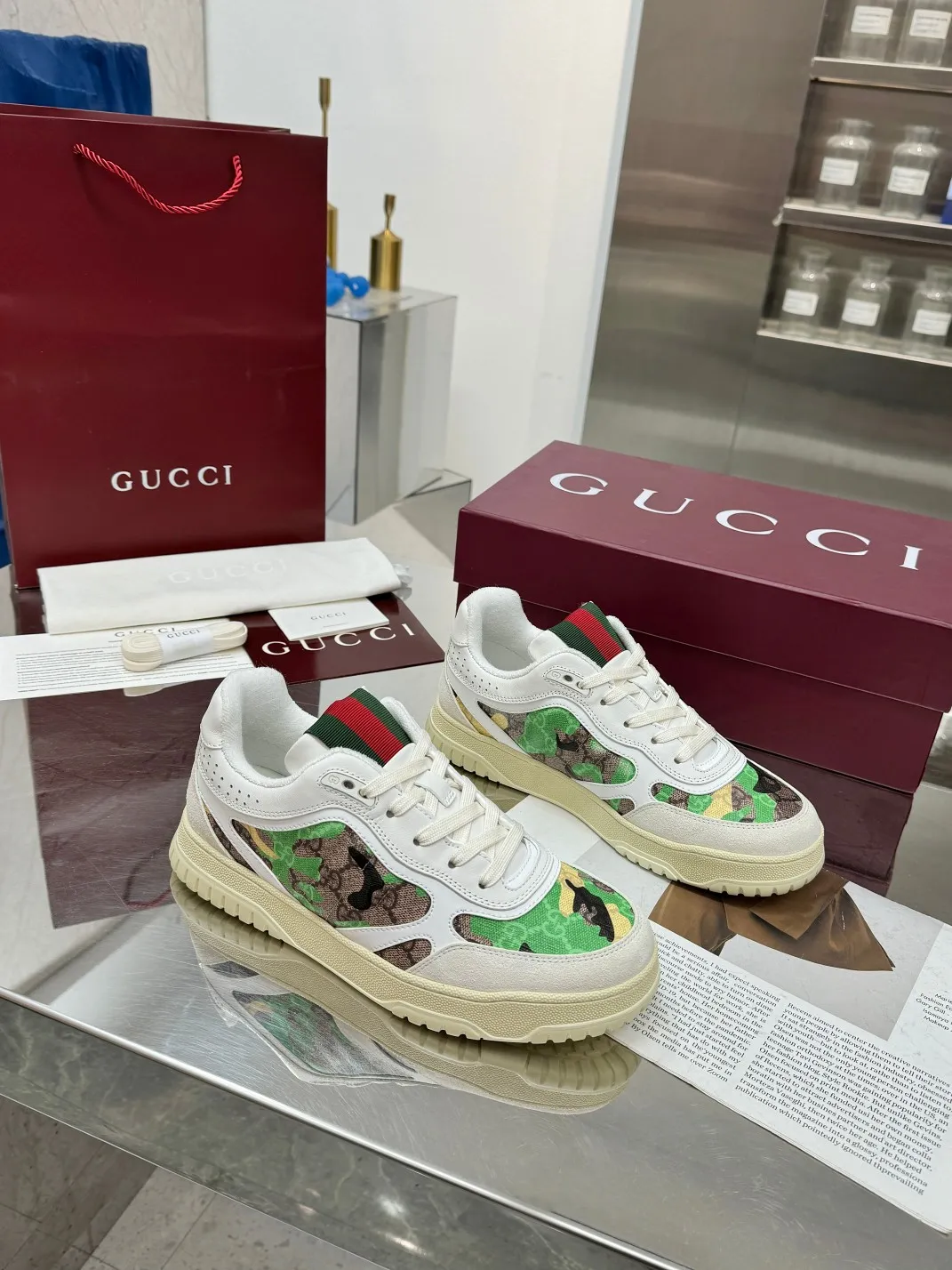 Men's Men's Shoes 💰640 Gucci Gucci's latest hot-selling series of high and low-top distressed couple sneakers are shipped. The originals are purchased, developed and manufactured. This high-low top sneaker adopts a basketball-style silhouette design, cleverly integrated with hollow panels and distressed effects, showing its unique ingenuity. The ingenuity incorporates brand logo details such as interlocking Double G styling accessories and Gucci lettering, a low-key tribute to the brand's design heritage.  ▪️ Fabric: Original custom imported first-layer cowhide ▪️ Lining: Sweat-absorbent and deodorant towel lining ▪️ Sole: Original molded TPU sole ▪️ Sole thickness: 3cm ▪️ Size: Female 36-40 Male 39-46 (35 Female 41 Male 38 46 customized)